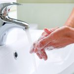 Como tirar o cheiro de água sanitária das mãos